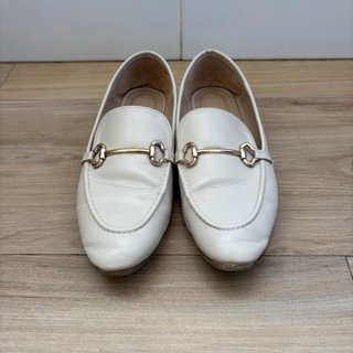 Mocasines Beige con Detalle Dorado