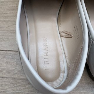 Mocasines Beige con Detalle Dorado