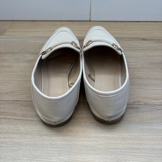 Mocasines Beige con Detalle Dorado