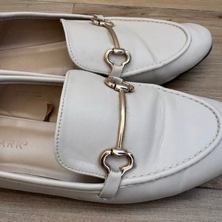 Mocasines Beige con Detalle Dorado