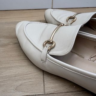 Mocasines Beige con Detalle Dorado