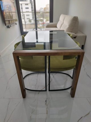 Mesa comedor cristal y sillas modernas