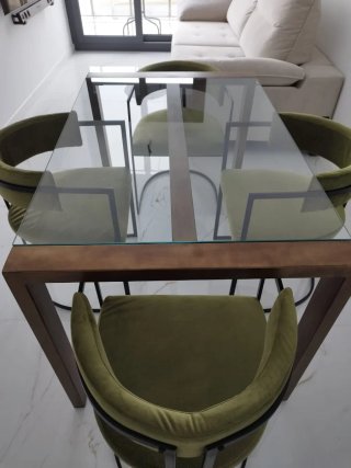 Mesa comedor cristal y sillas modernas