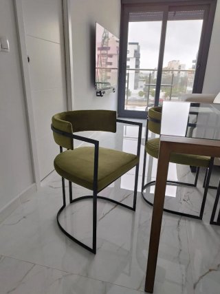Mesa comedor cristal y sillas modernas