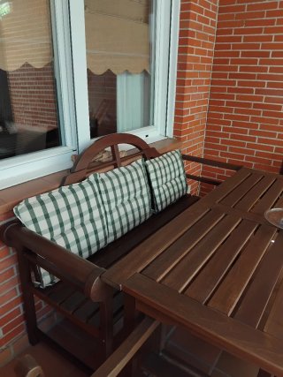 Conjunto comedor: mesa, 4 sillones y banco