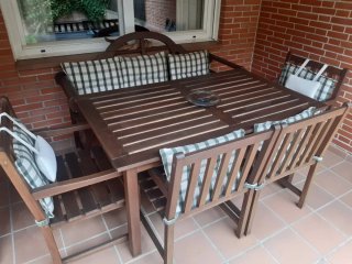 Conjunto comedor: mesa, 4 sillones y banco
