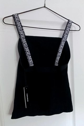 Top DIESEL negro con etiquetas