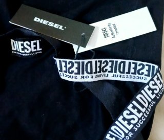 Top DIESEL negro con etiquetas