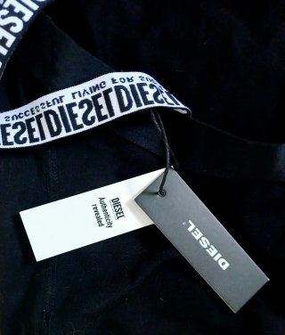 Top DIESEL negro con etiquetas
