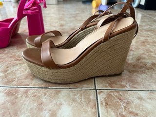 Zapatillas y sandalias