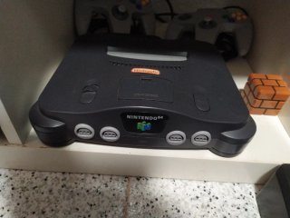 Nintendo 64 con 2 mandos grises