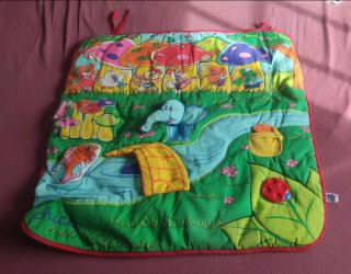 Manta de juegos infantil con animales y setas