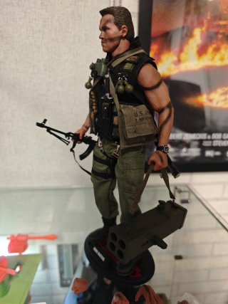 Hot Toys Commando MMS276 Arnold Schwarzenegger 1/6