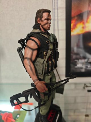 Hot Toys Commando MMS276 Arnold Schwarzenegger 1/6