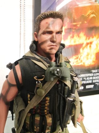 Hot Toys Commando MMS276 Arnold Schwarzenegger 1/6