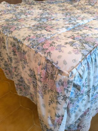 Edredón floral azul y rosa