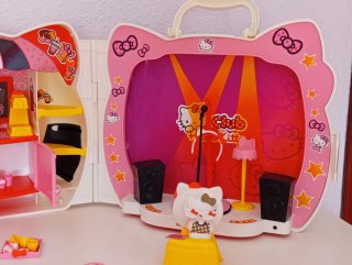 Casa Hello Kitty Café y Escenario