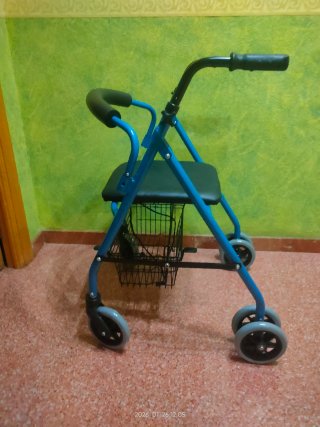 Andador azul con asiento y cesta