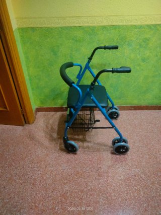 Andador azul con asiento y cesta