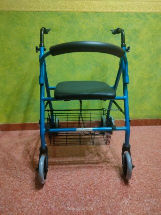 Andador azul con asiento y cesta