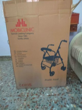 Andador azul con asiento y cesta