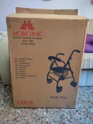 Andador azul con asiento y cesta