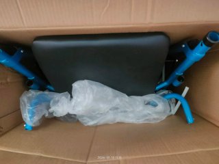 Andador azul con asiento y cesta
