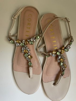 Sandalias planas pedrería beige multicolor
