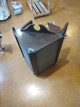 Vetrina in legno e vetro con ripiani