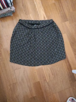 Falda estampada negra y beige