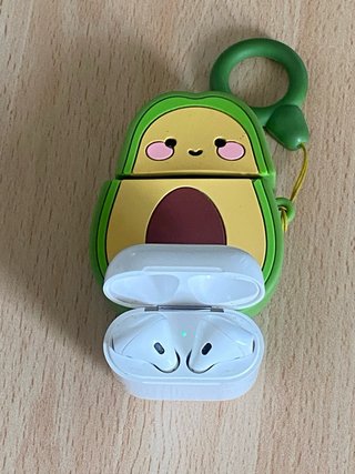 AirPods 2 Blancos + Funda Aguacate