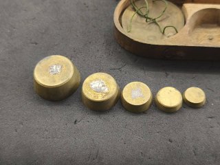 Antigua balanza de precisión para monedas