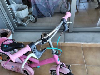 Bicicleta infantil rosa con asiento trasero