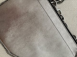 Bolso de mano plateado con cadena