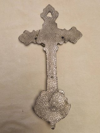 Benditera antigua con forma de crucifijo