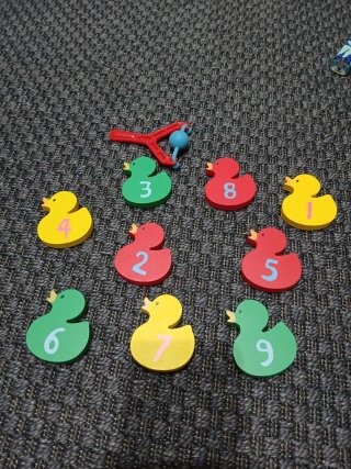 Juego de puntería con patos de madera