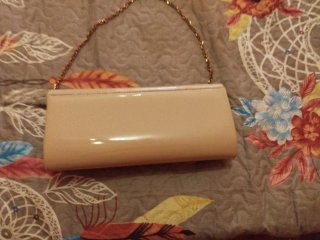 Bolso de fiesta de charol beige con cadena.
