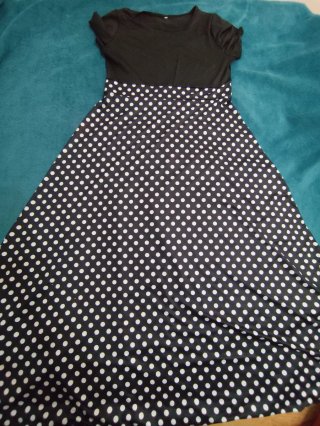Vestido negro con lunares blancos