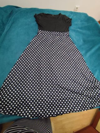 Vestido negro con lunares blancos