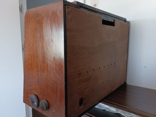 Radio antigua de válvulas restaurada