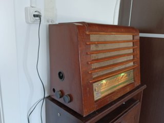 Radio antigua de válvulas restaurada