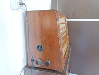 Radio antigua de válvulas restaurada