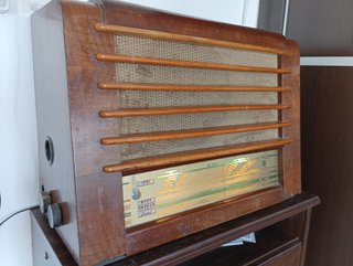 Radio antigua de válvulas restaurada