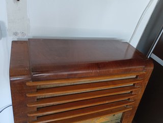 Radio antigua de válvulas restaurada
