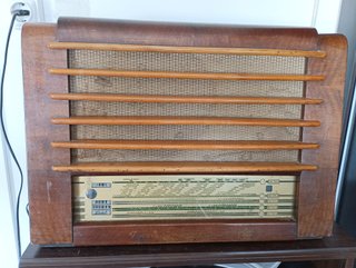Radio antigua de válvulas restaurada