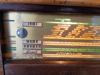 Radio antigua de válvulas restaurada