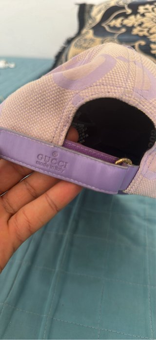 Gorra de hombre rosa y morada La gorra está en bue