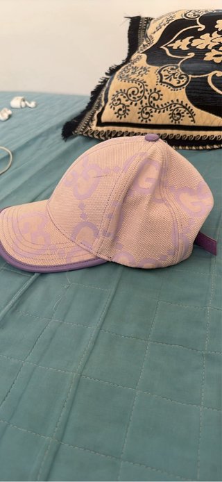 Gorra de hombre rosa y morada La gorra está en bue