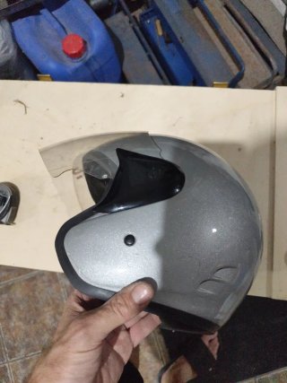 Casco de moto plateado