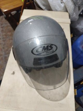 Casco de moto plateado